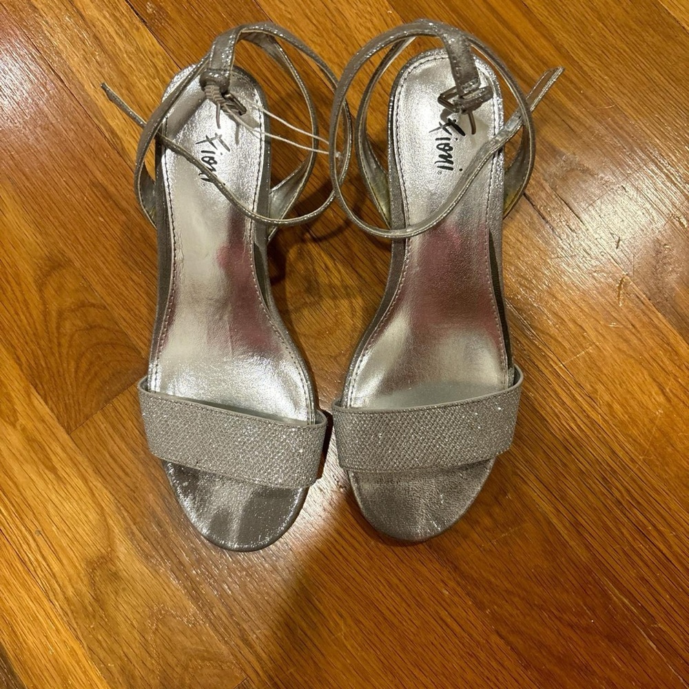 FIONI Clothing Metallic Silver Sandals